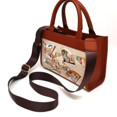 ショルダーにも斜め掛けにも対応