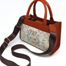 ショルダーにも斜め掛けにも対応