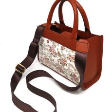 ショルダーにも斜め掛けにも対応