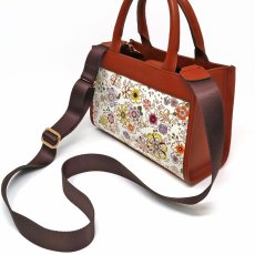 ショルダーにも斜め掛けにも対応