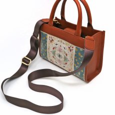 ショルダーにも斜め掛けにも対応