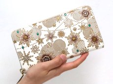 画像4: 【Xmas柄】スノーオーナメント＜ブロンズ＞ ぐるっとファスナーの長財布（金唐柄）［t］ (4)