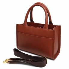 着脱可能なショルダーストラップ付属