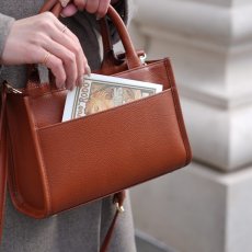 背面ポケットはさっと取り出したいものを