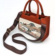 ショルダーにも斜め掛けにも対応