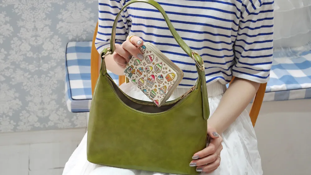 文庫屋大関 二つ折りファスナーミニ財布